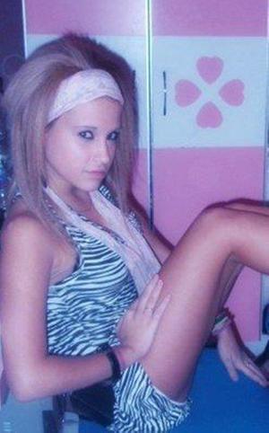 Melani from College Park, Maryland is looking for adult webcam chat