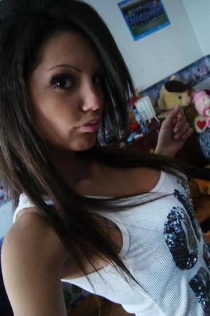 Cora from Florida is looking for adult webcam chat