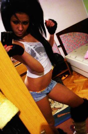 Dionna from Hawaii is looking for adult webcam chat