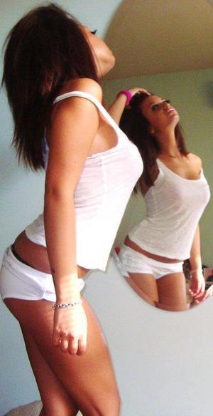 Gretchen from Hillcrest Heights, Maryland is looking for adult webcam chat