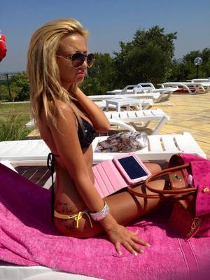 Jacqueline is a cheater looking for a guy like you!